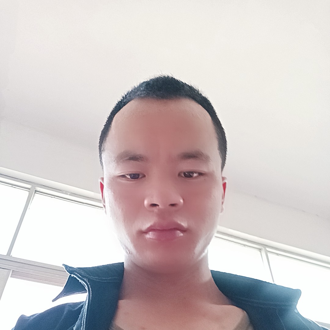 慈祥愿墨镜的照片