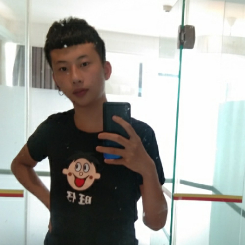 小黑骑摩托的照片
