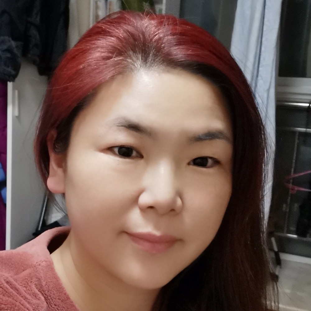 可靠和云朵的照片