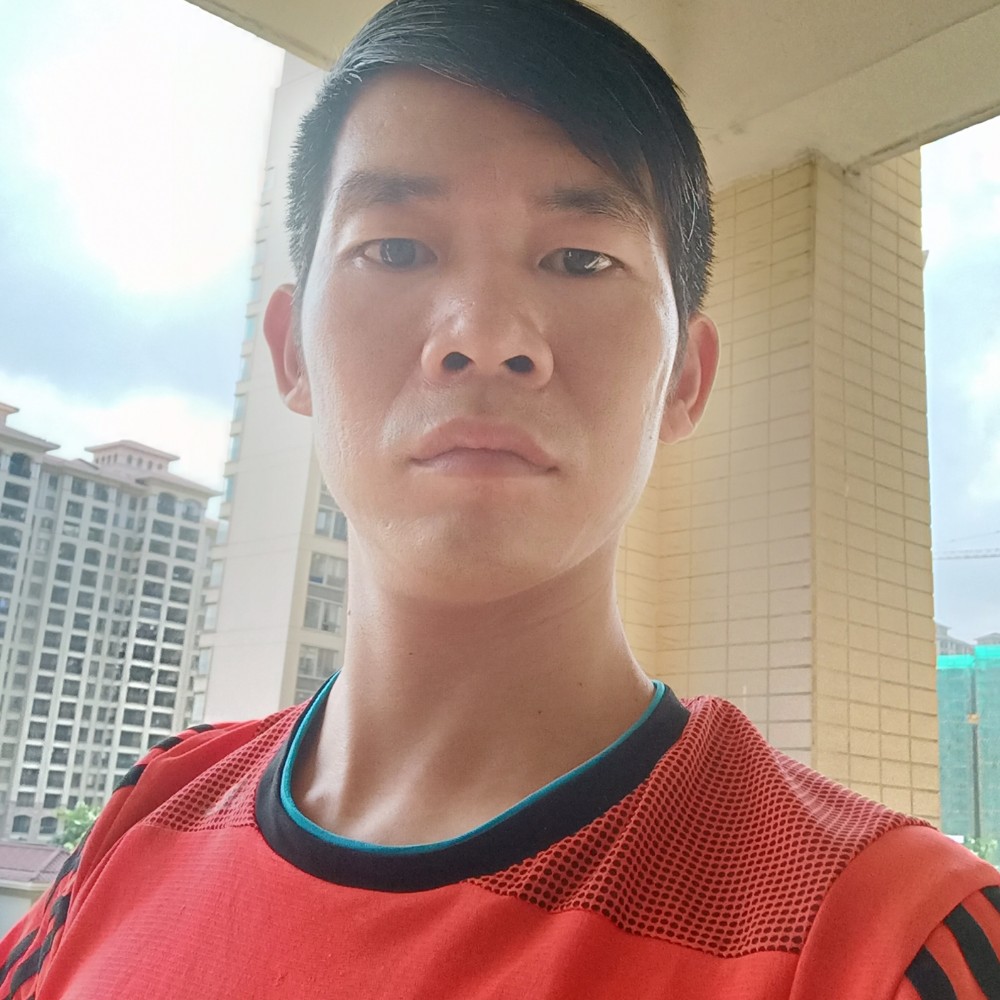 难过深拥台灯的照片