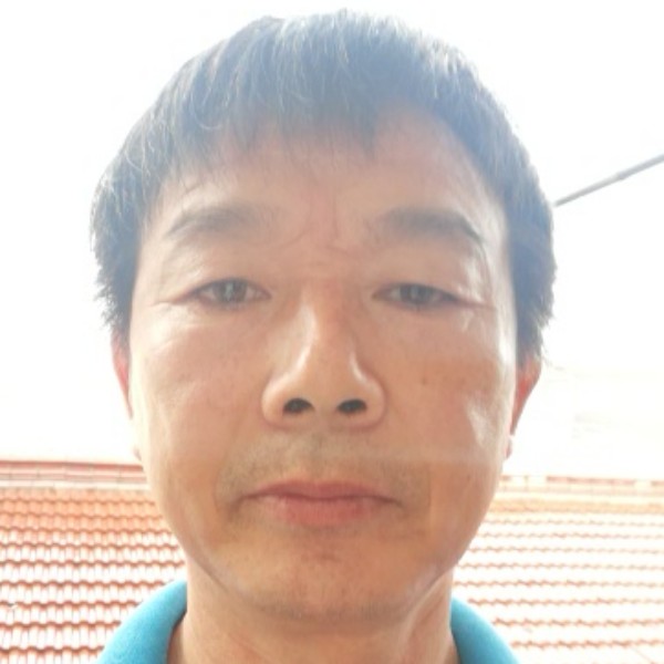苗条打书本的照片