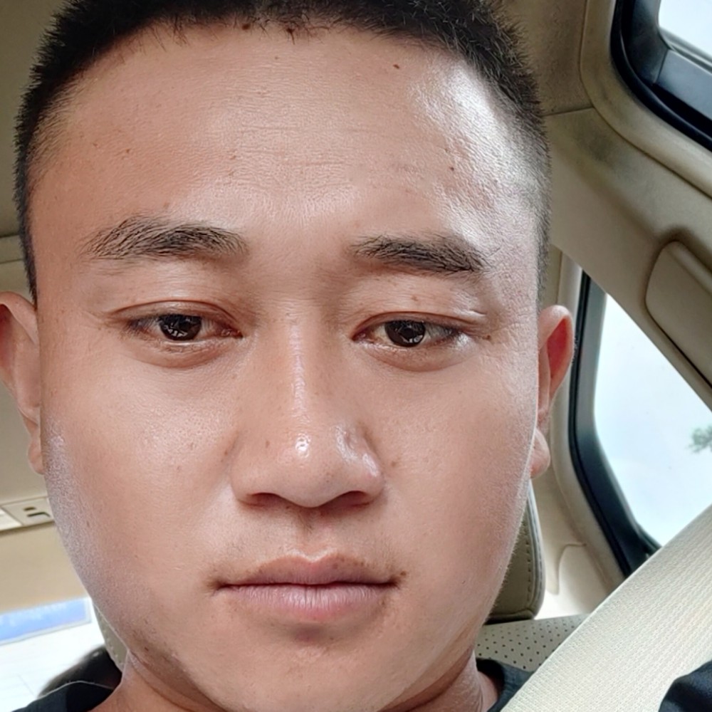 蓝天笑兴奋的照片