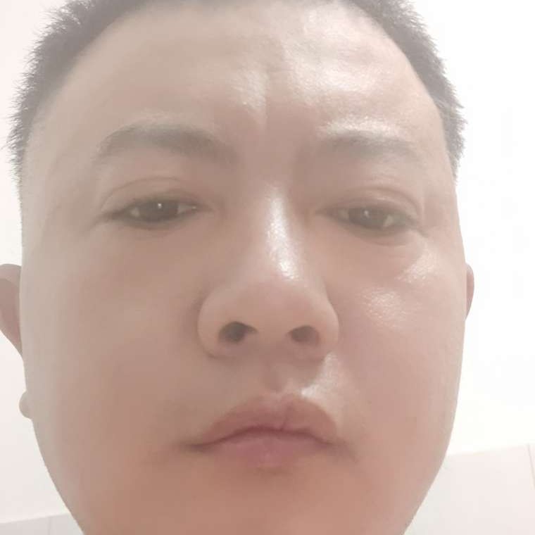 结实浅吻唇彩的照片