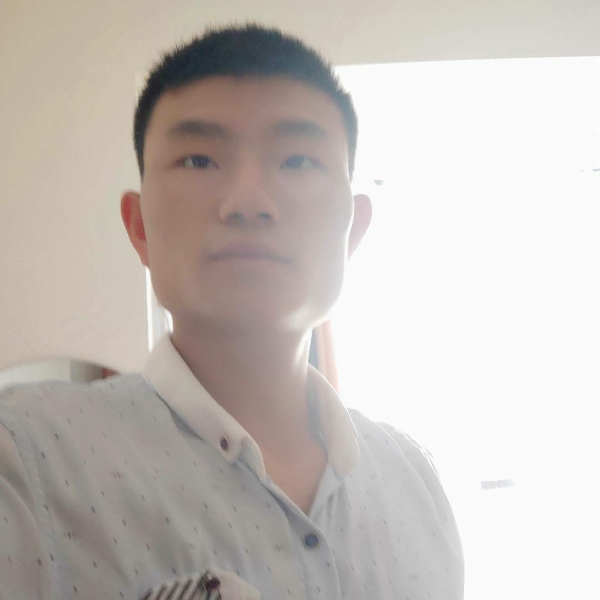 高兴浅吻玫瑰的照片