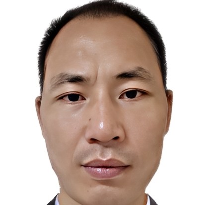 勉强笑一下的照片
