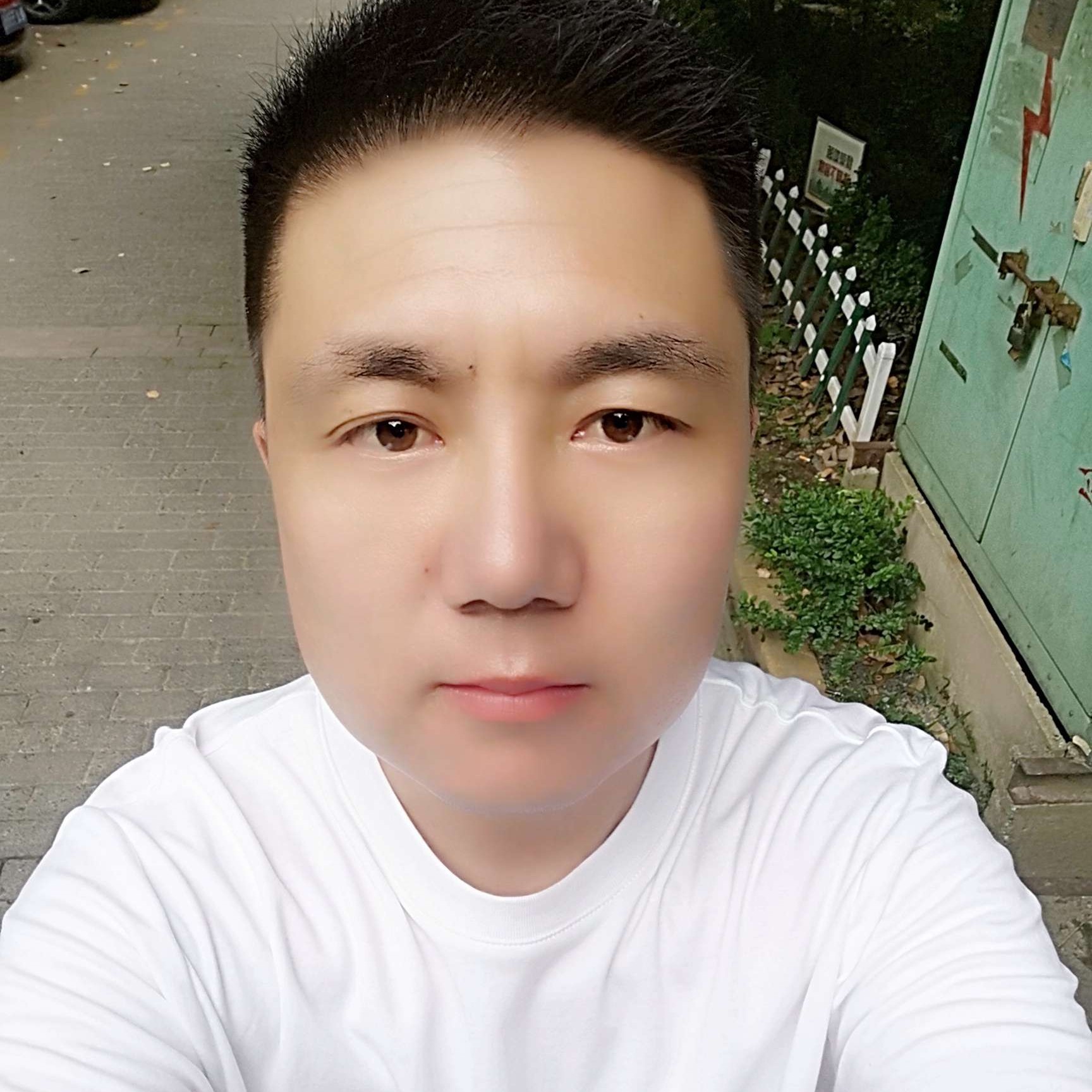 单身扯衬衫的照片