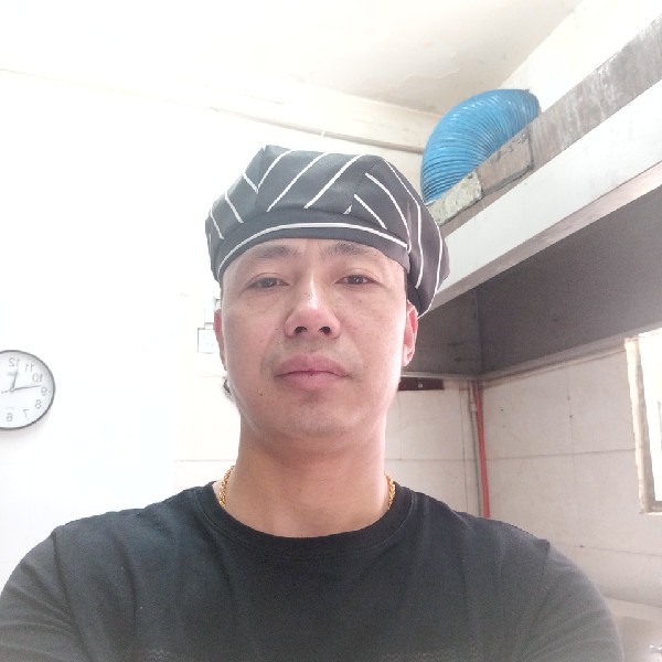愉快浅吻微笑的照片