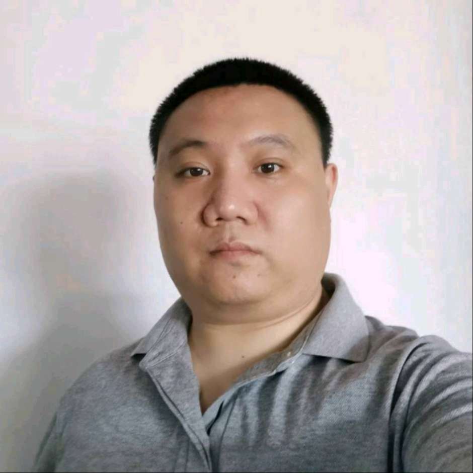 胡子拉碴老男孩的照片