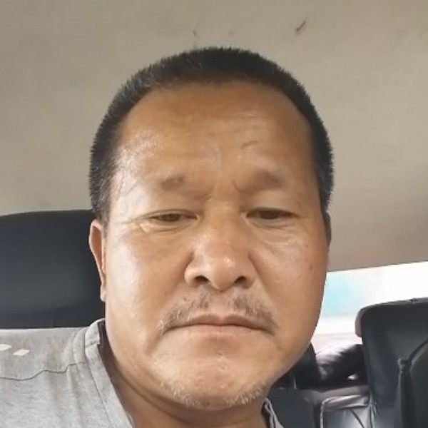 男人是坐大山的照片