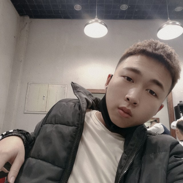 黑夜台灯下的身影的照片