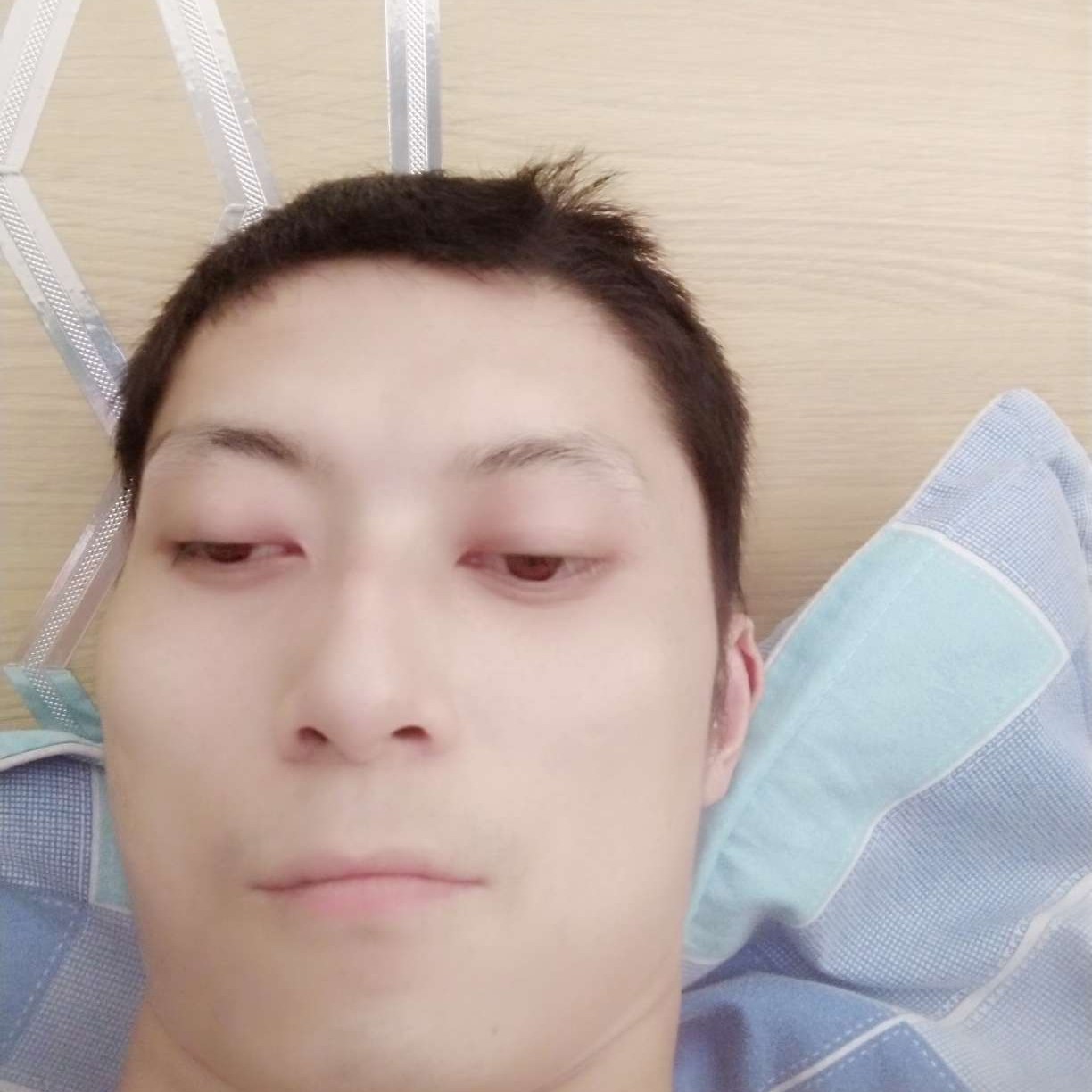 墨镜等待跳跃的照片