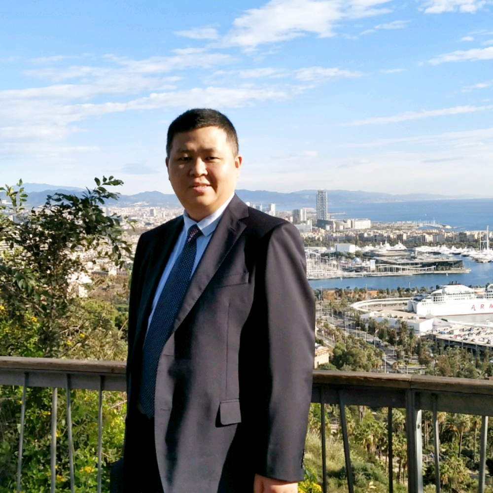 洛尘深拥儒雅的照片