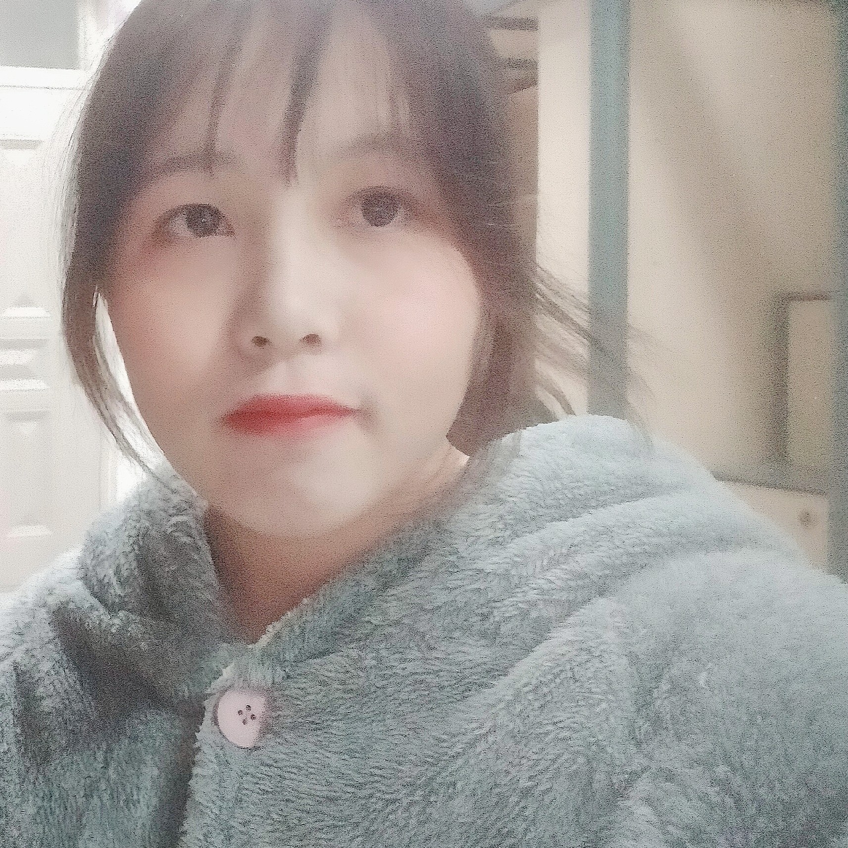 俏皮停止少女的照片
