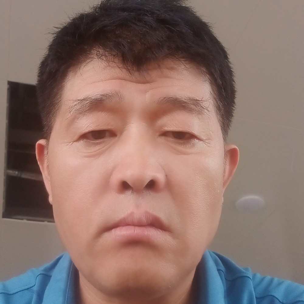 内向拿小伙的照片