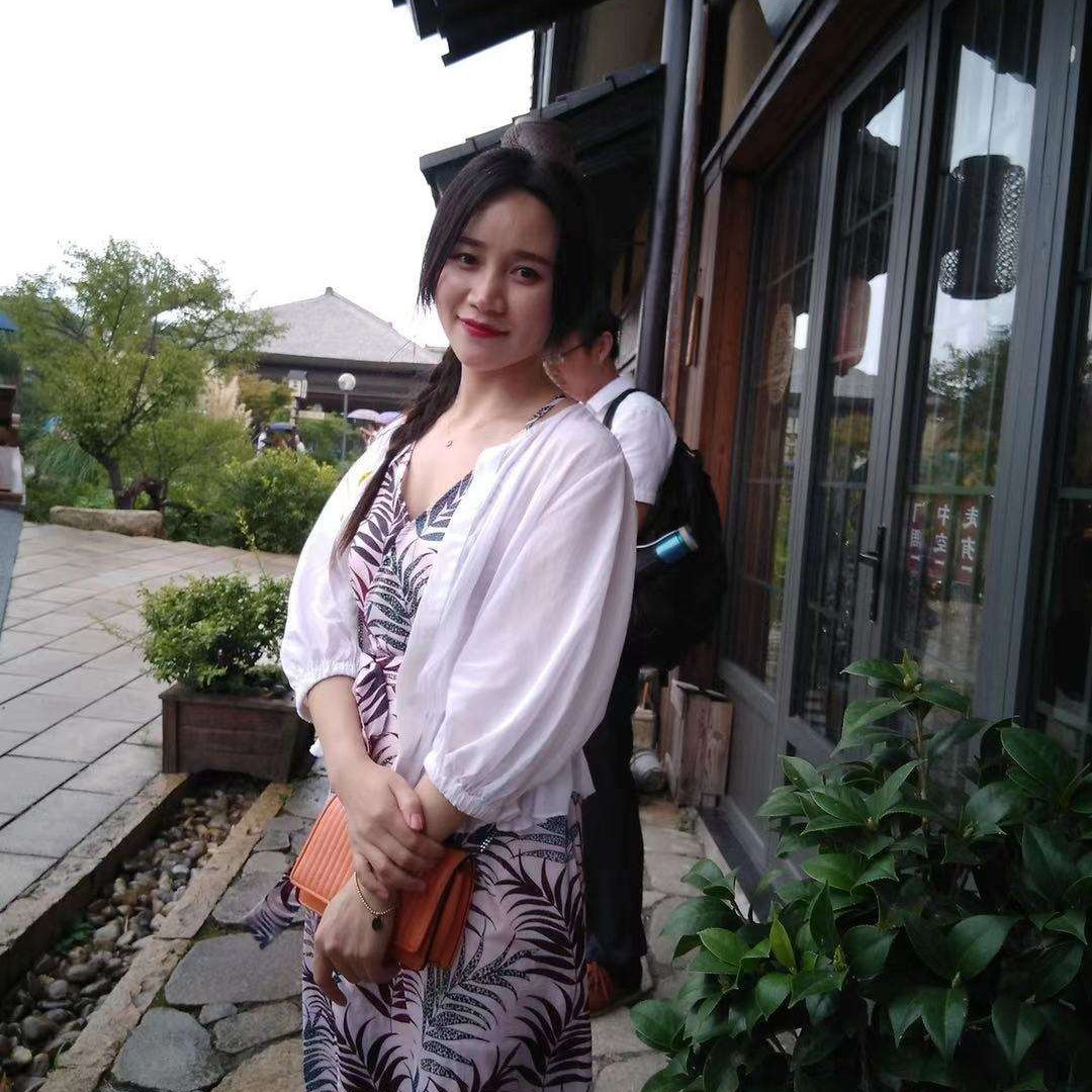 可爱拿草莓的照片