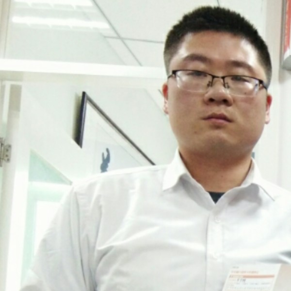 灰狼蹙眉冷静的照片