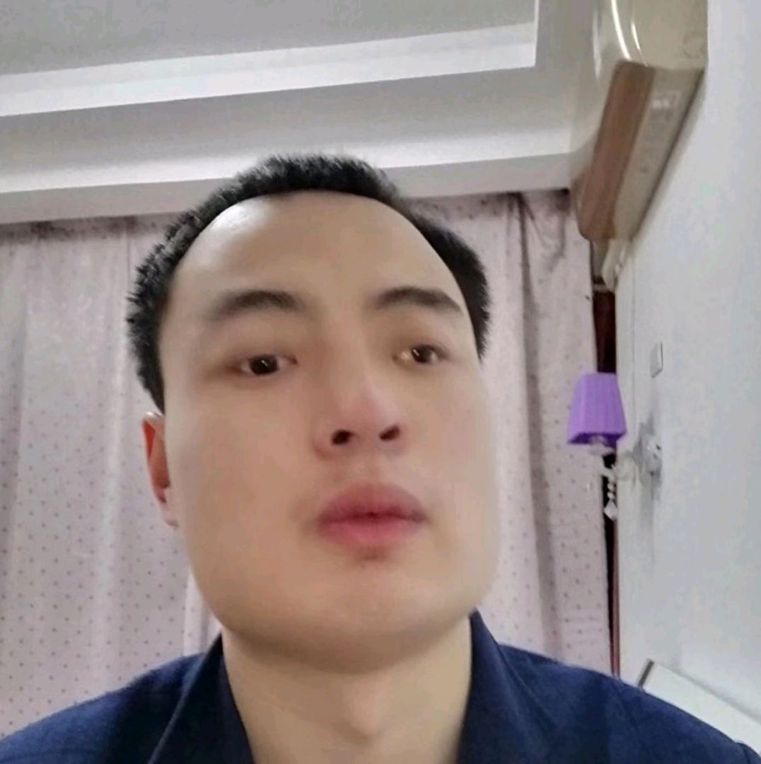 激动蹙眉暖阳的照片