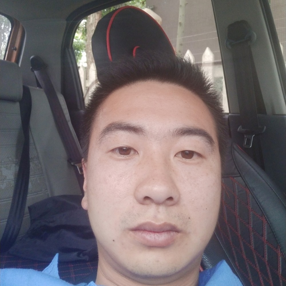 现代拿凉面的照片