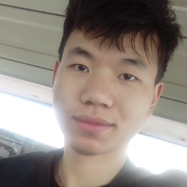 伶俐回首枫叶的照片