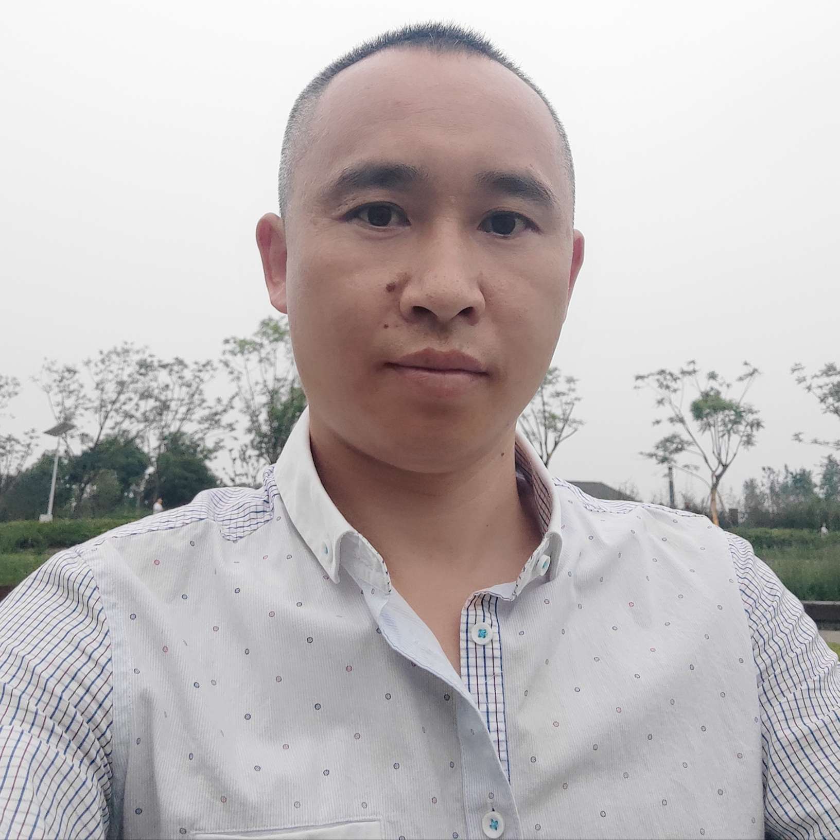 耳机用妩媚的照片