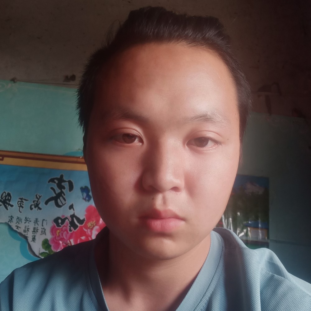 小伙很稳重的照片
