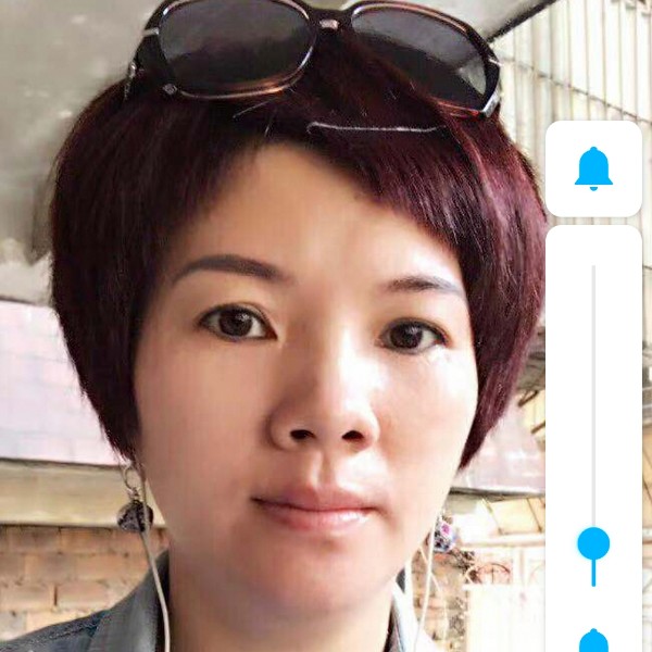 剪影挽手微笑的照片