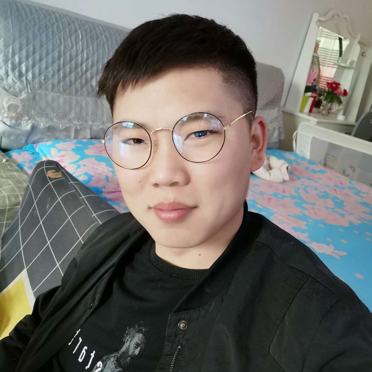 明亮凝眸蓝天的照片