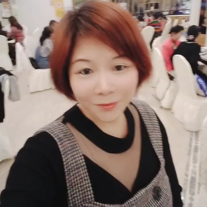开朗深拥奇异果的照片