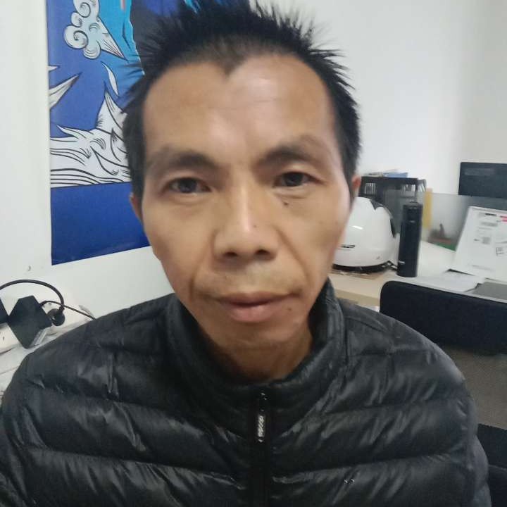 瘦瘦挽手西装的照片