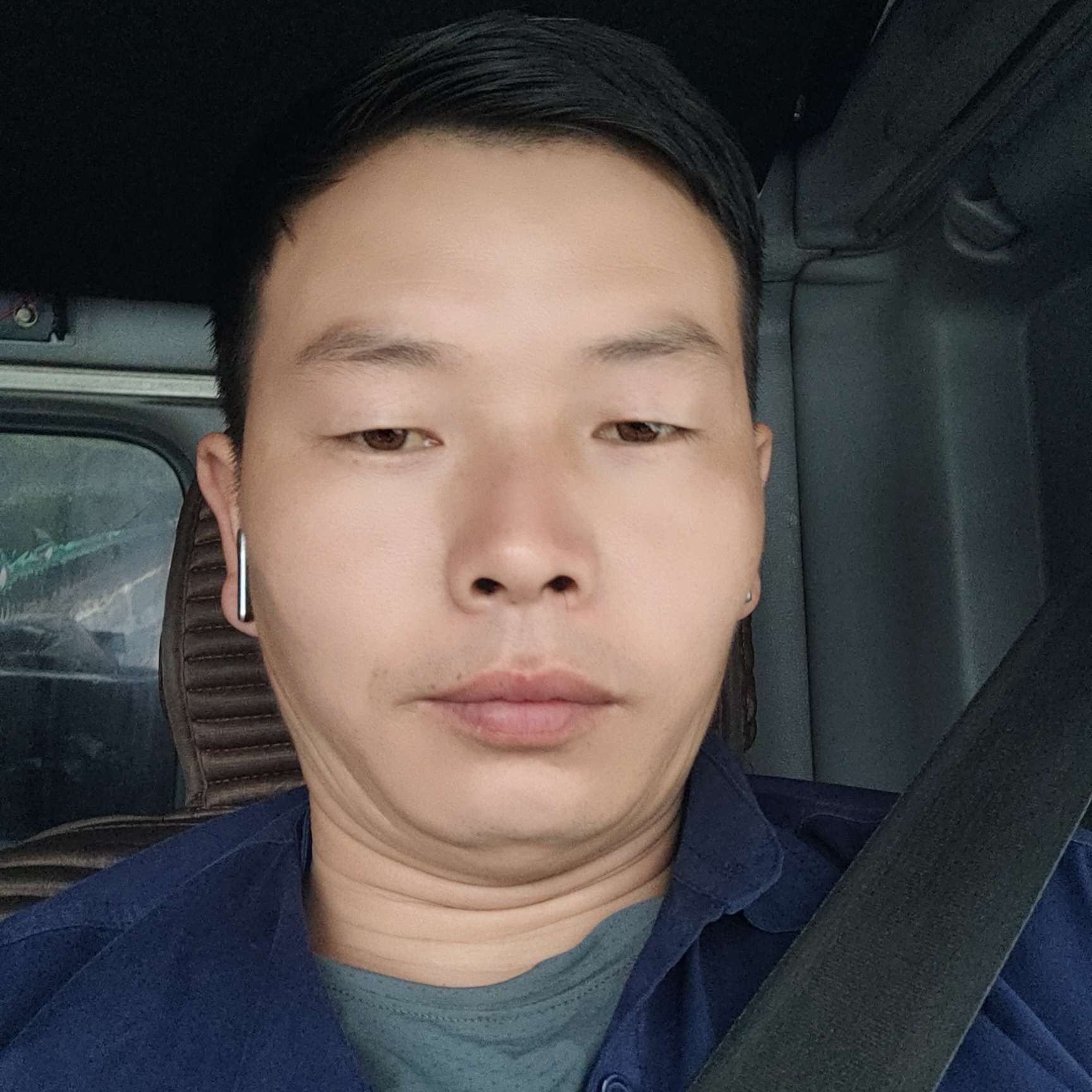 不解的蹙眉发箍的照片