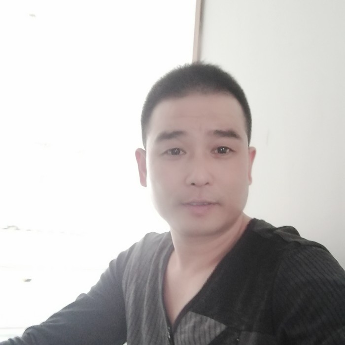 孤独深拥柜子的照片