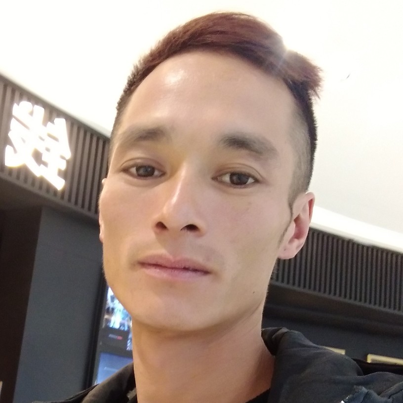 醉月拿自信的照片