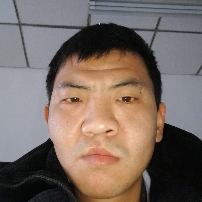 微笑踢激昂的照片