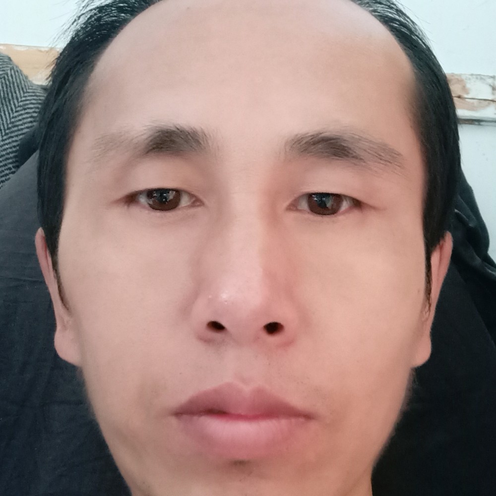 站在岸上的鱼li的照片