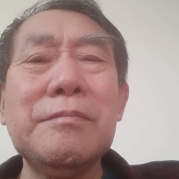 留胡子回眸苗条的照片