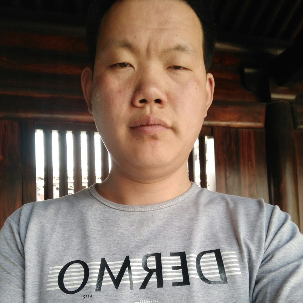 绿草神勇的照片