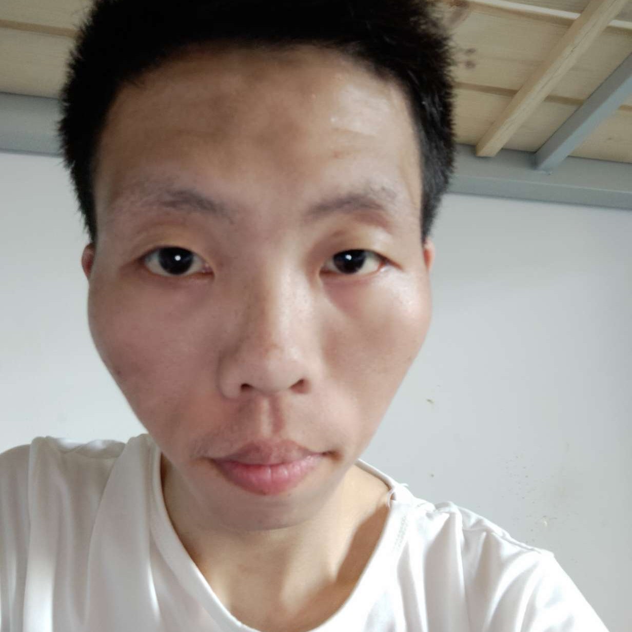 绿草挽手腼腆的照片