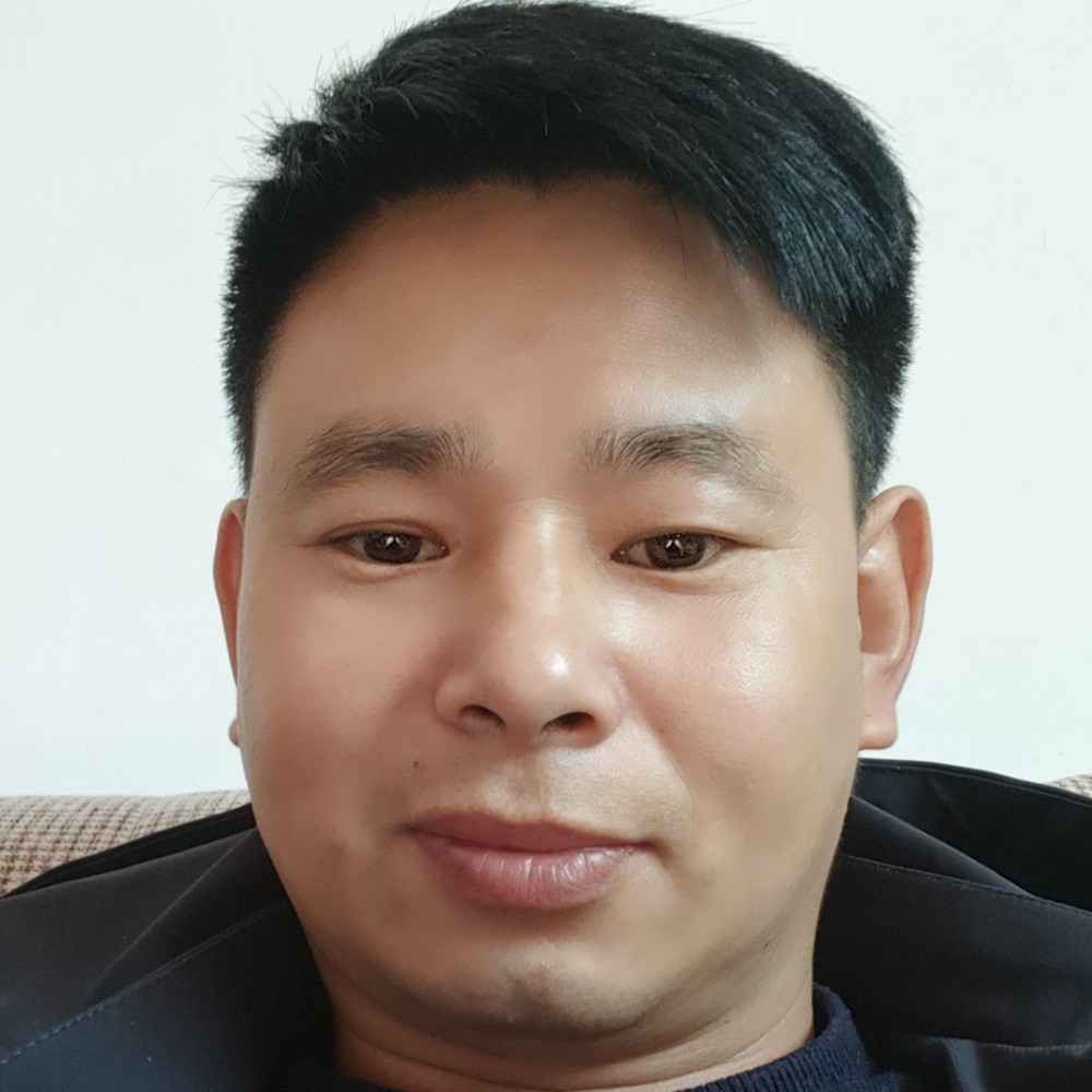 晨曦拿快乐的照片