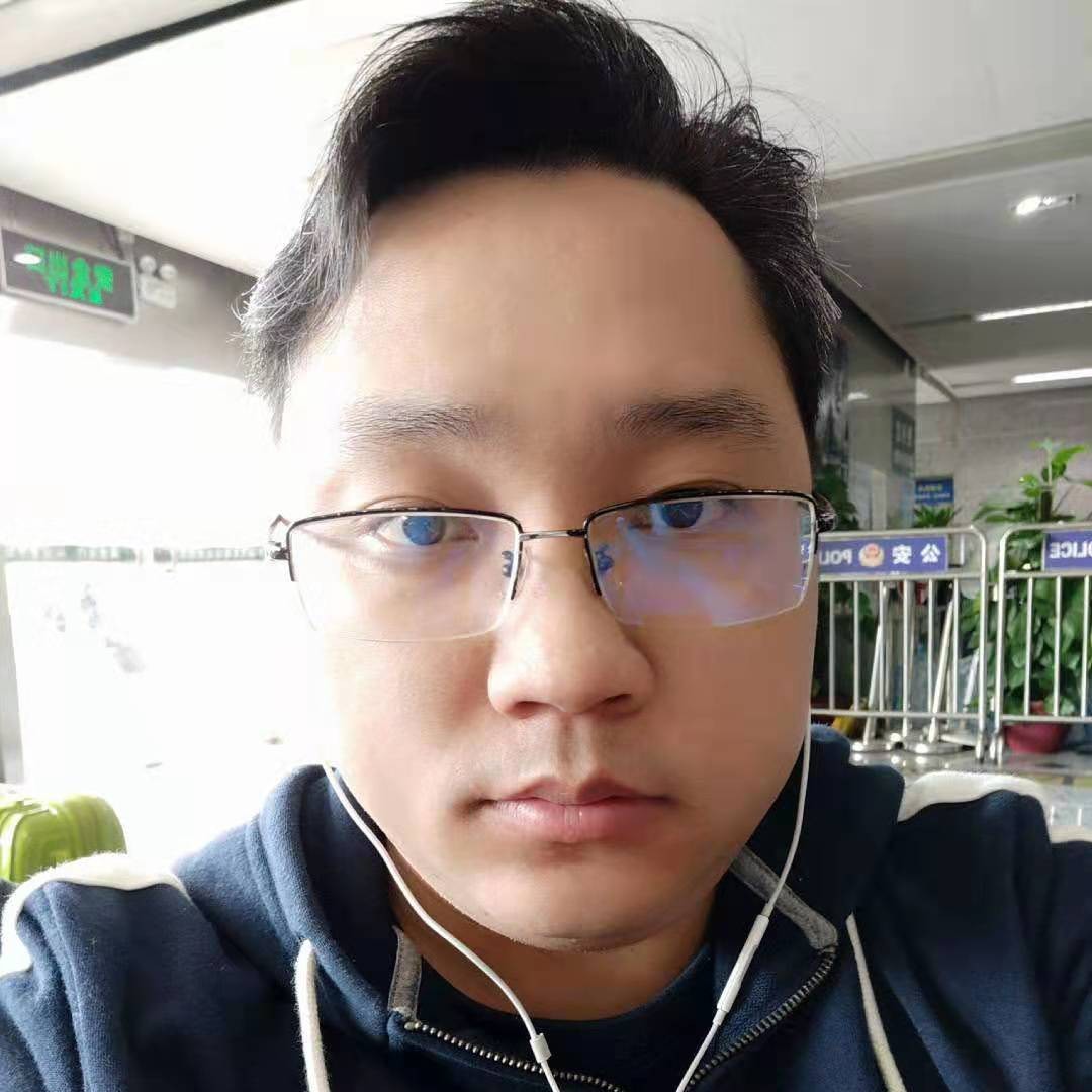 桥头站着一位先生的照片