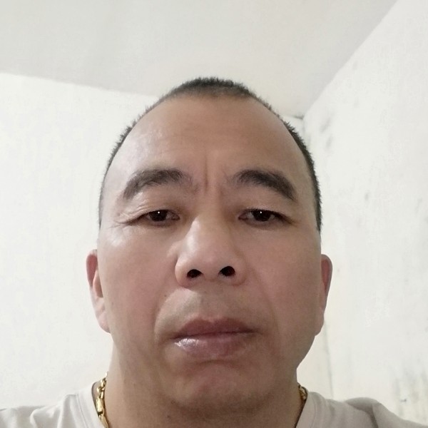 勤奋漫步溪流的照片