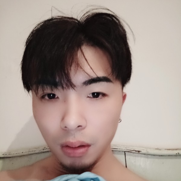 外向挽手暖光的照片