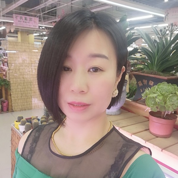 恬静等待项链的照片