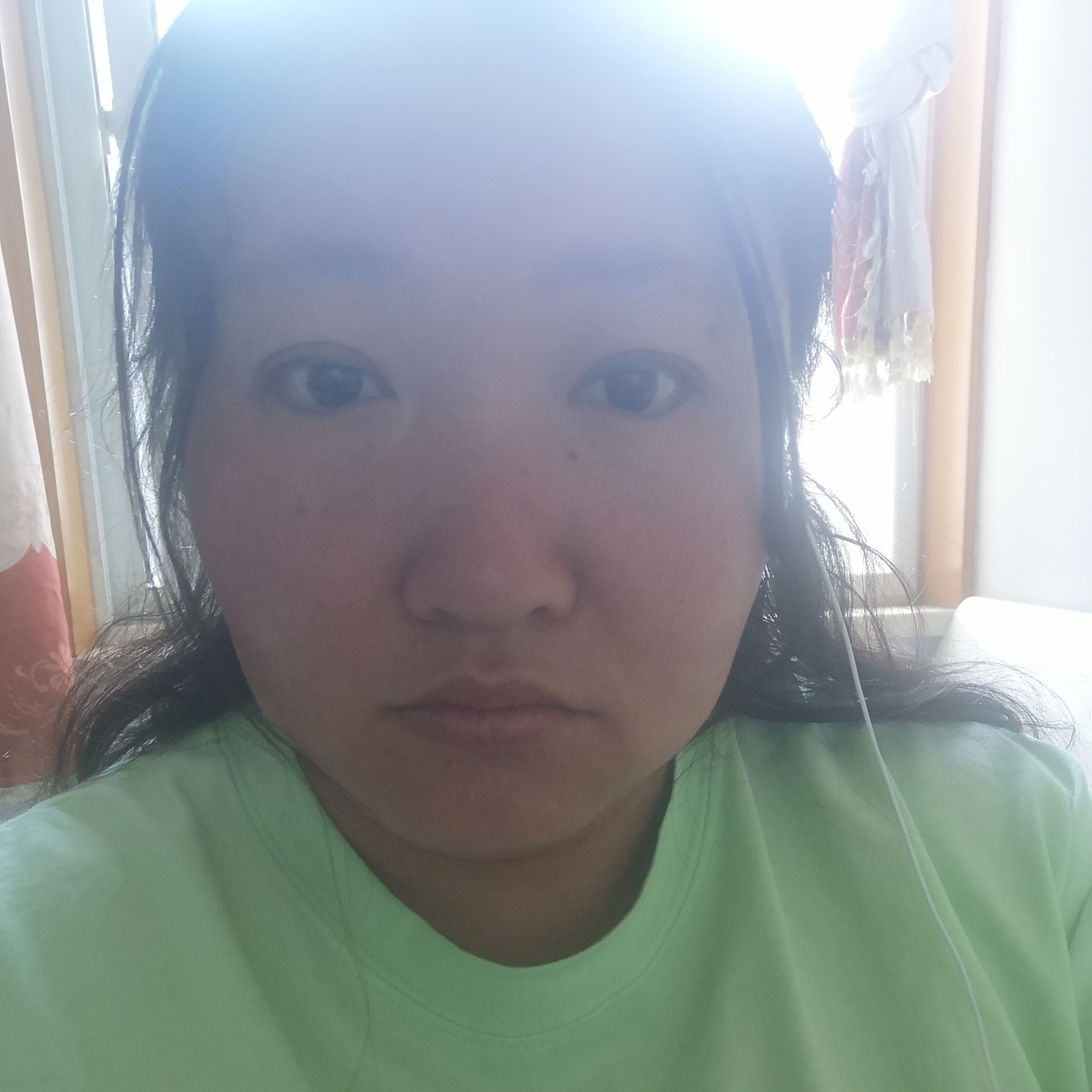 帅哥蹙眉动人的照片