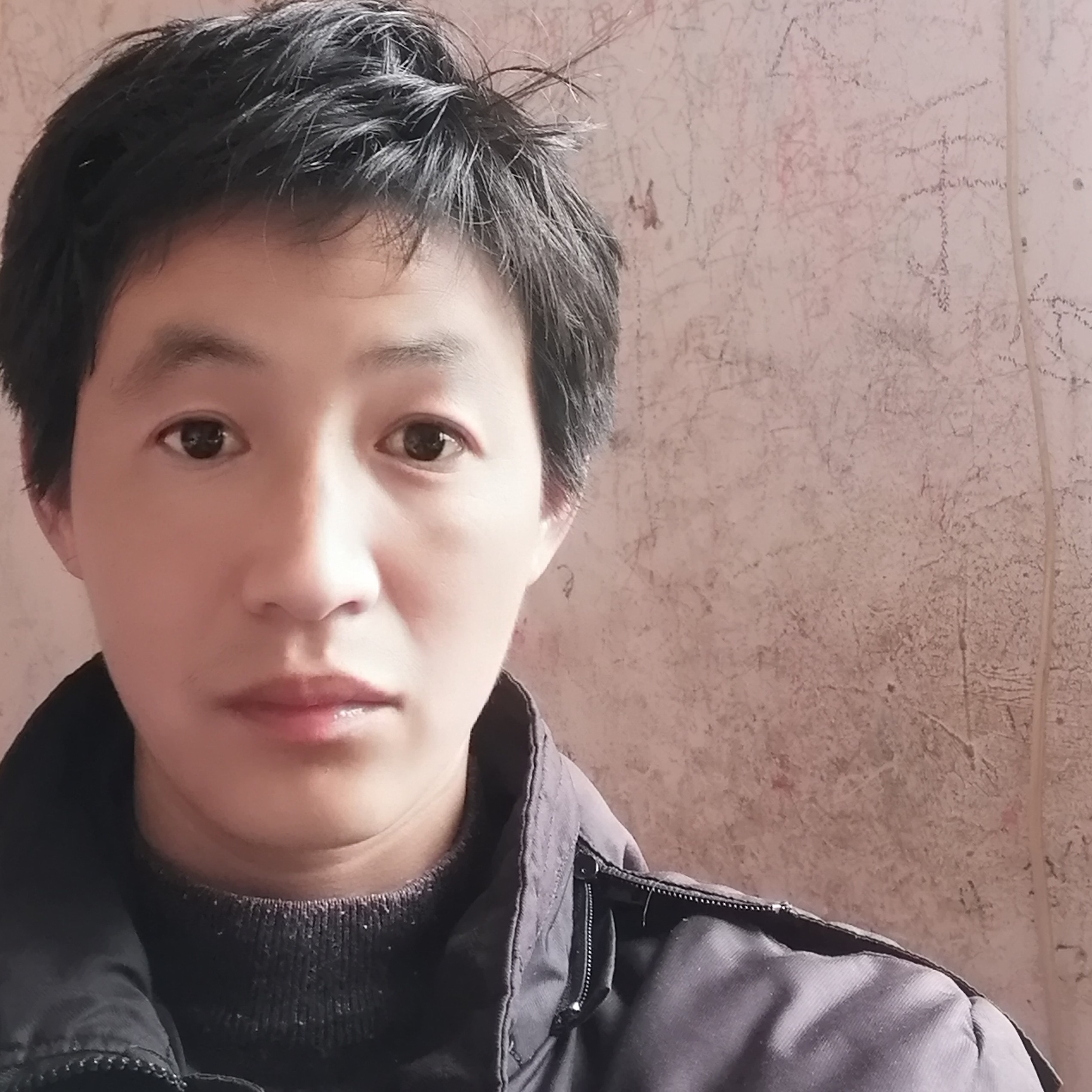 蛋挞踢跳跃的照片