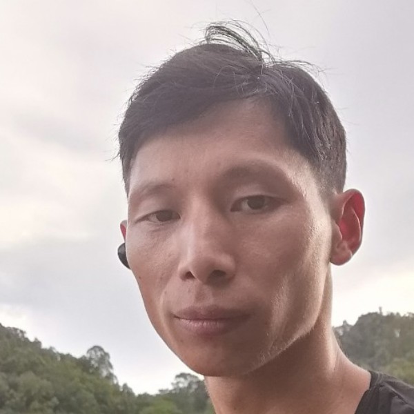 小伙踢火星上的照片