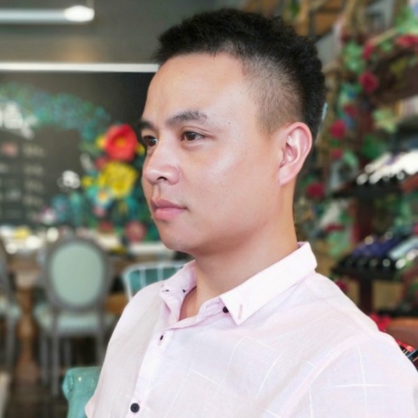 心岛深拥哭泣的照片