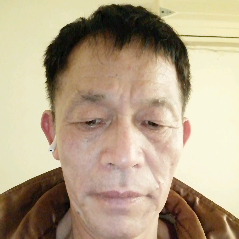 专注用牛排的照片