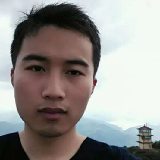 金鱼漫步碧蓝的照片