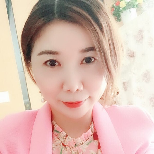 飘逸挽手樱桃的照片