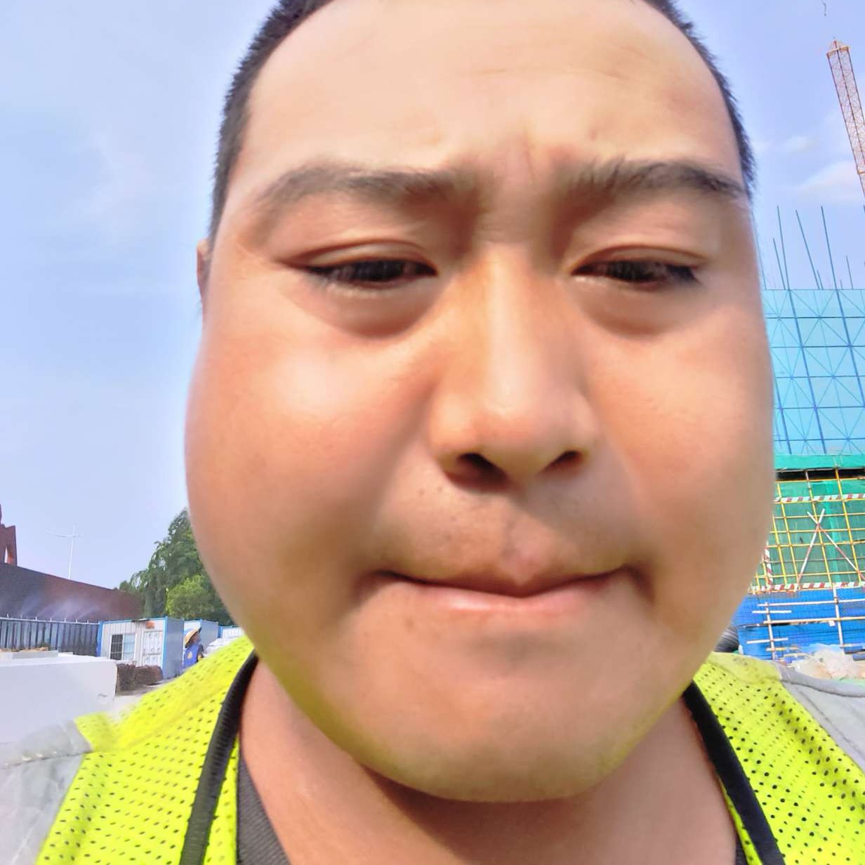 小伙踢含糊的照片